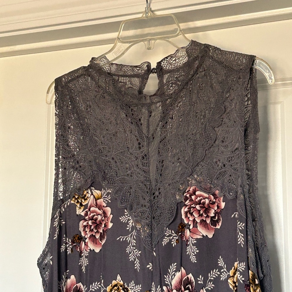 Torrid Gray Floral Sleeveless Blouse - Picture 2 of 4